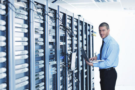 網絡機房里，IT工程師的電話與網絡交響曲